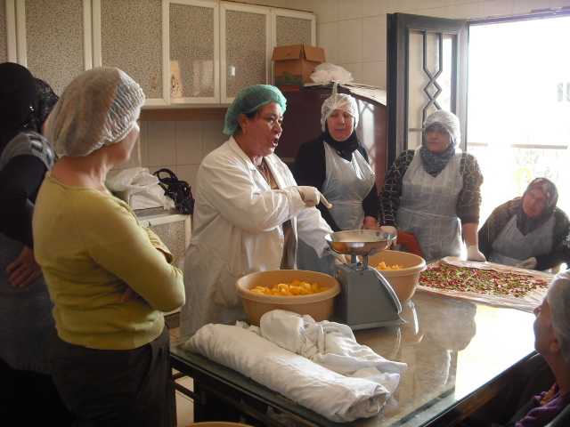 دورة تصنيع وتعليب مونة بلدية في جمعية سيدات الخيام