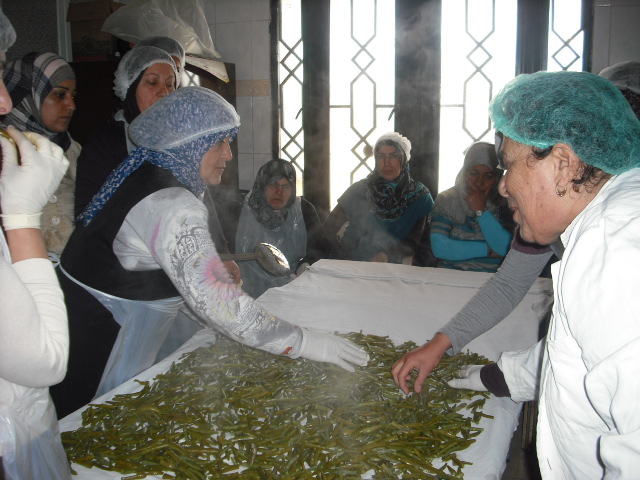 دورة تصنيع وتعليب مونة بلدية في جمعية سيدات الخيام