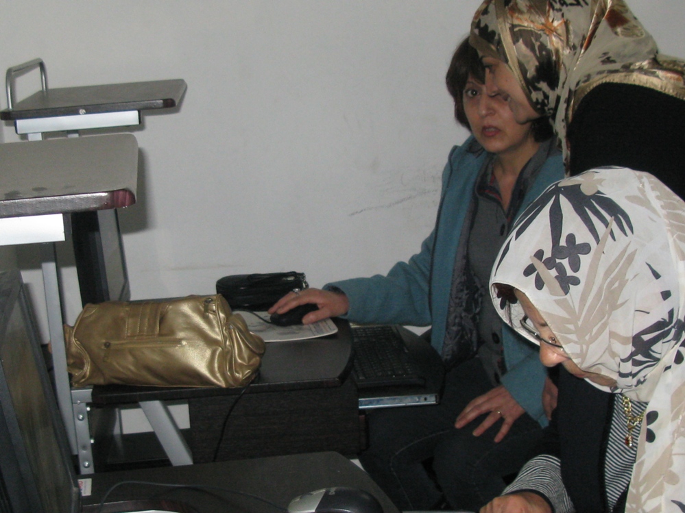 دورة للمبتدئين على الكمبيوتر في جمعية سيدات الخيام