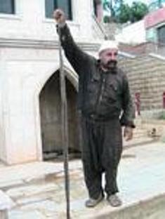 المزارع سنان يرفع الأفعى بعد قتلها