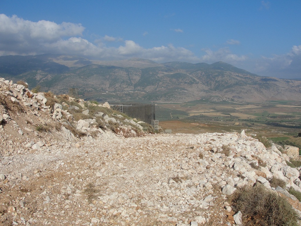 الطريق التي شقتها البلدية مؤخراً والتي تتيح إجراء أعمال الصيانة لمعمل الصرف الصحّي