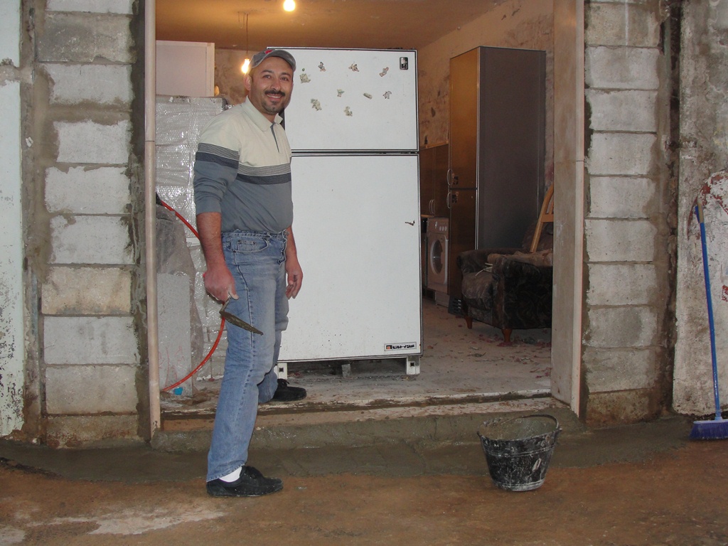 غالب قشمر إثناء بناء مطعم بيتزا هوم