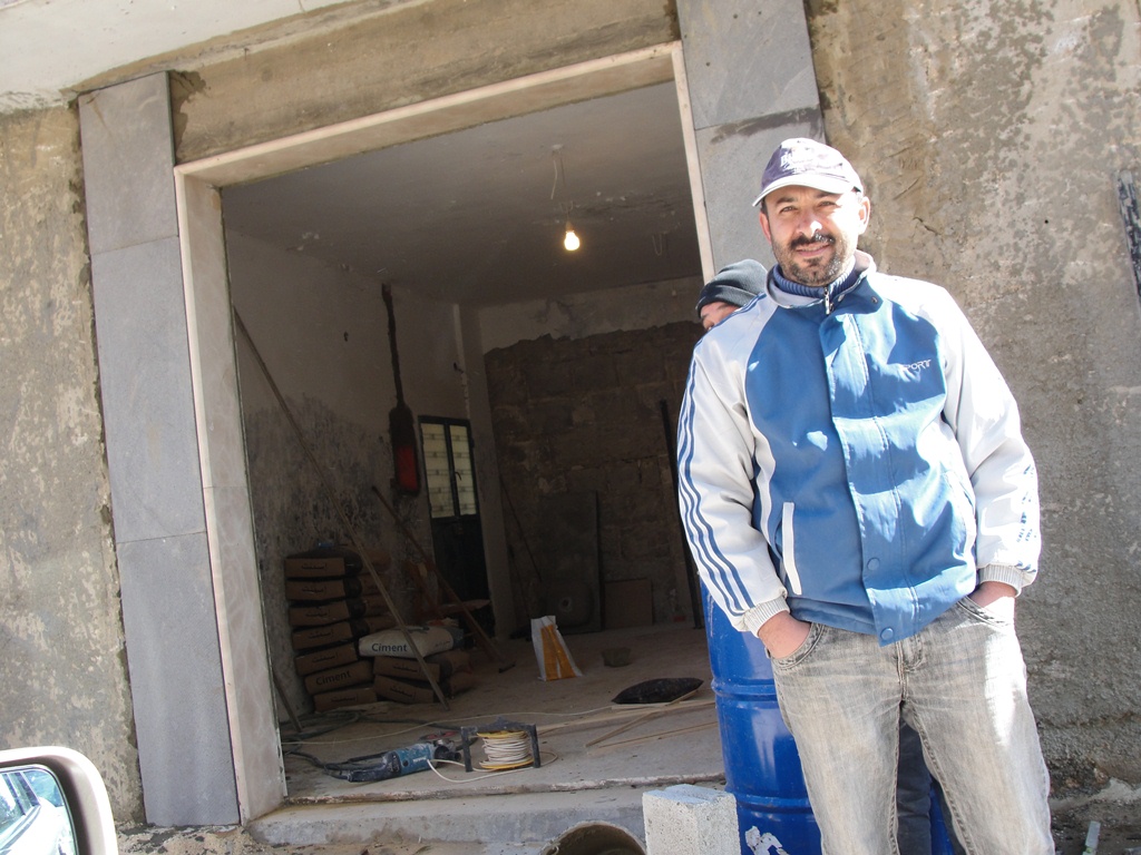 غالب قشمر إثناء بناء مطعم بيتزا هوم