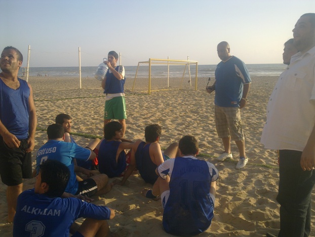 لاعبون في فريق كرة القدم الشاطئية في نادي الأهلي الخيام