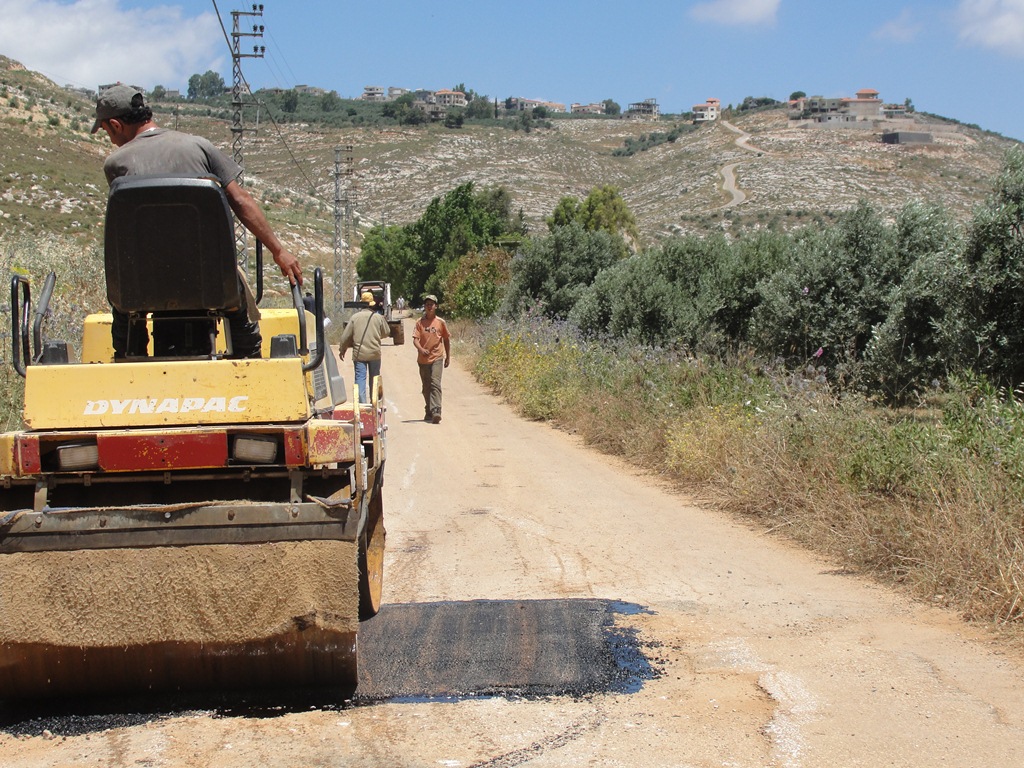 أشغال صيانة لطريق الوطى - الحنداج