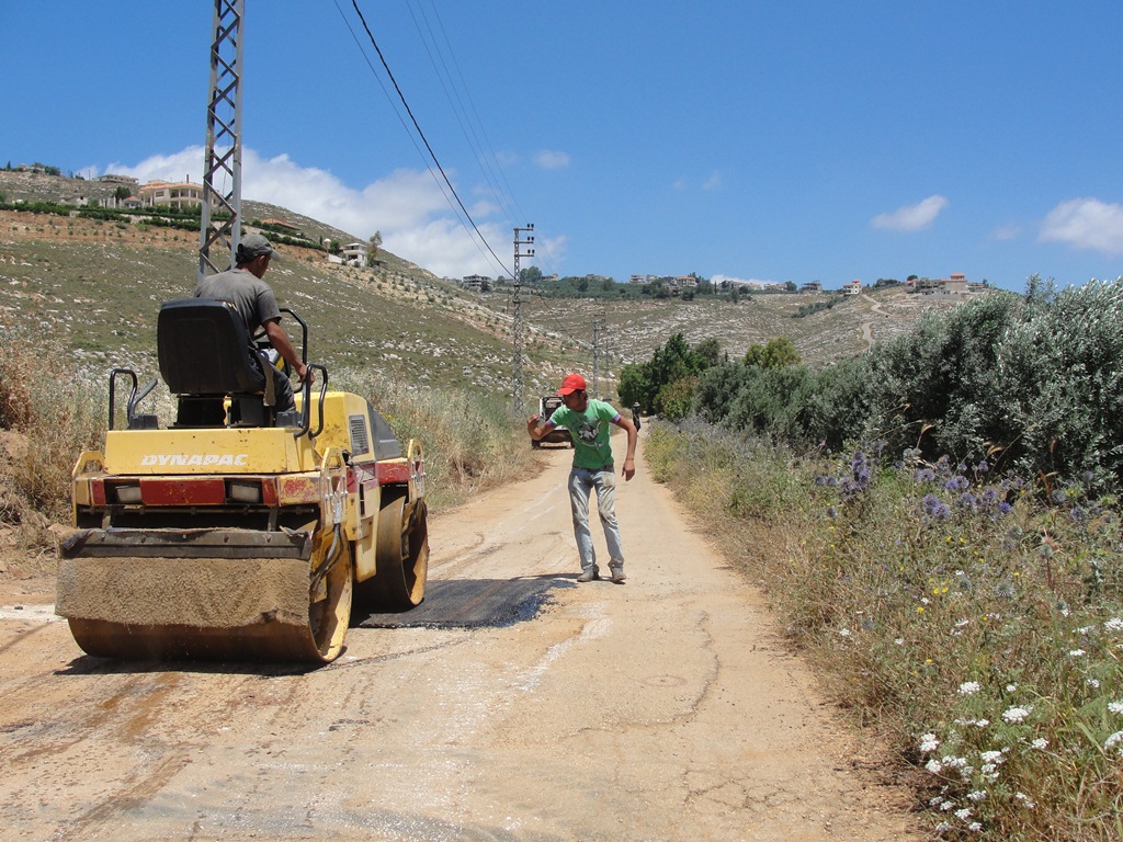 أشغال صيانة لطريق الوطى - الحنداج