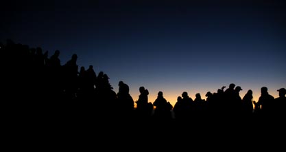 مؤمنون يتسلقون جبل حرمون للاحتفال بعيد التجلي العام الفائت