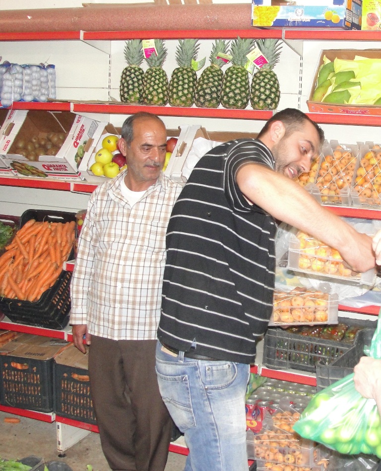 أصناف كثيرة أضفت ألواناً متعددة في مركز الخضار والفاكهة في الخيام سهّلت حياة المقيمين في البلدة