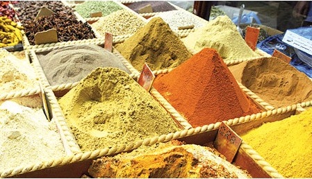 توابل كثيرة مستعملة في إعداد البرياني