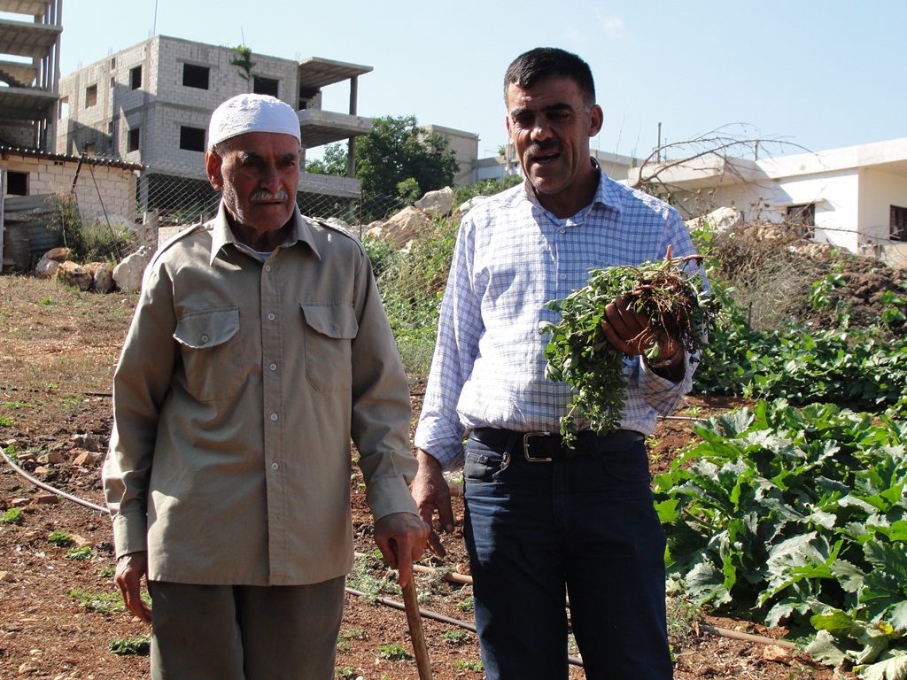 الحاج أبو توفيق سعد مع حسن عكر