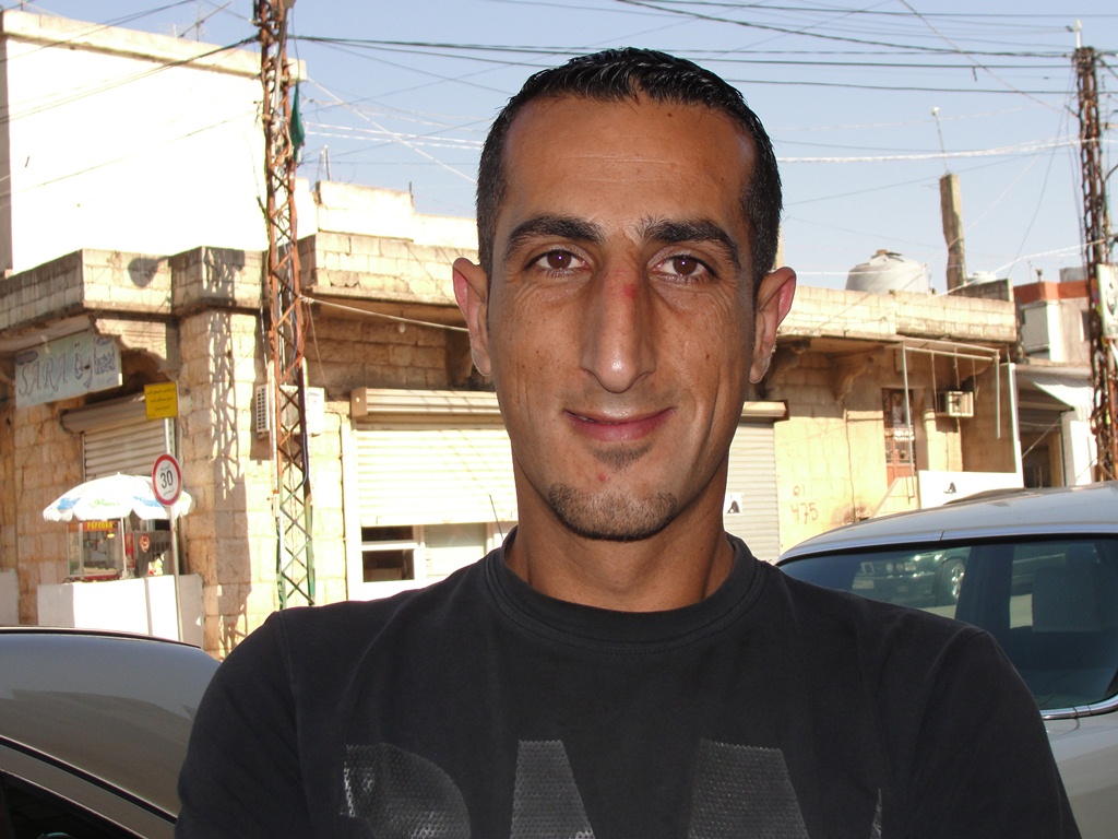 عباس كلش.. فني يعمل على تركيب الصحون اللاقطة وبرمجة أجهزة الإلتقاط (الرسيفرات)