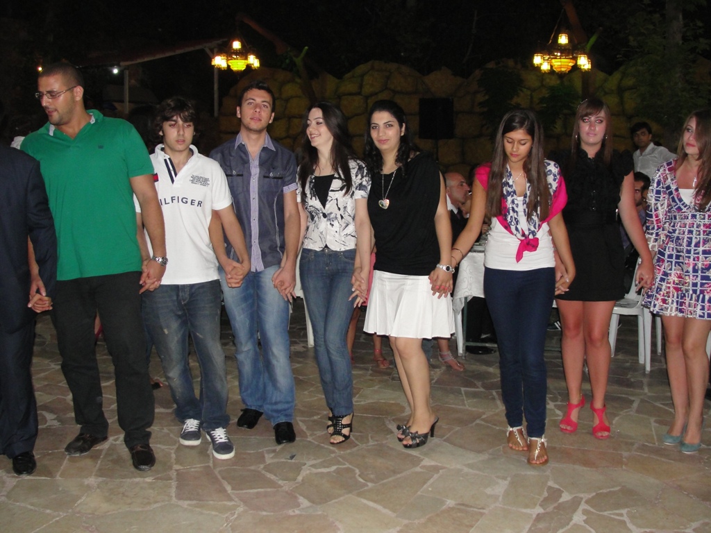 الآنسة خلود خريس أثبتت تفوقها بالدبكة أيضاً