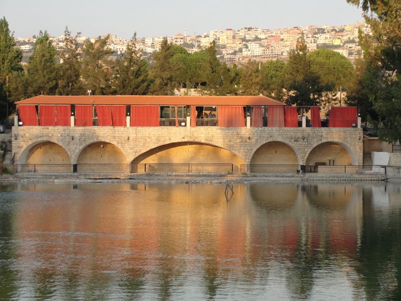 للمطعم إطلالة مميزة على بركة الدردارة وعلى بلدتي جديدة مرجعيون والقليعة من ناحية الغرب وعلى بلدة الخيام من ناحية الشرق