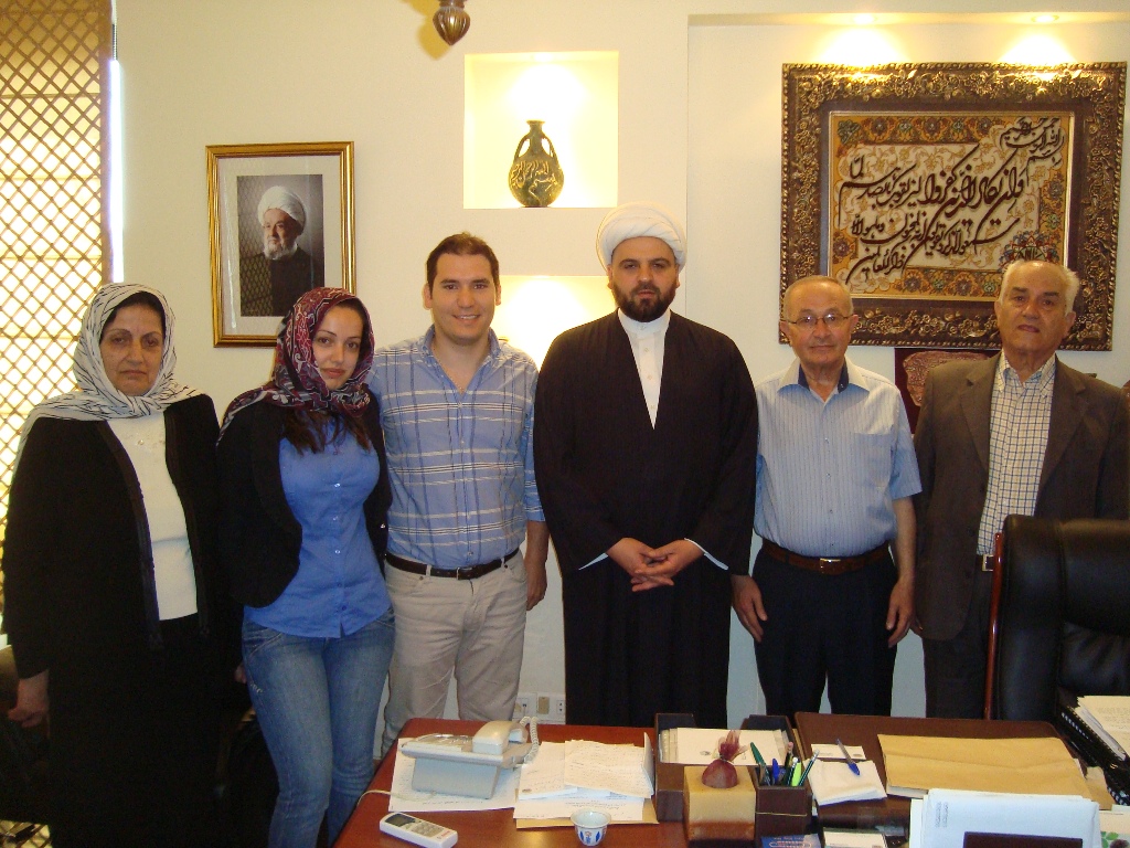 العروسان باسم حسين ضاوي والآنسة رنا كلاكش مع الأهل والمفتي الجعفري الممتاز سماحة الشيخ أحمد قبلان