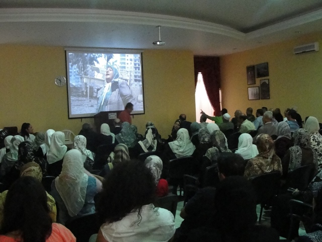 الحاجة كاملة سمحات على الشاشة خلال عرض فيلم العباية في الخيام بمناسبة إفتتاح مكتب للموقع