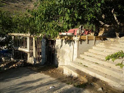 الأشغال عند نبع الجوز ويبدو بناء بطبقتين