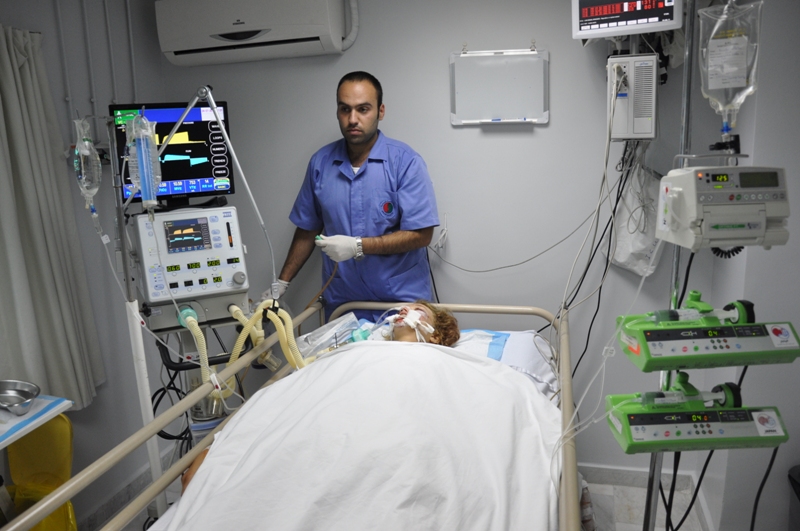 العداءة الكندية أورلي كوليت (24 عاما) في مستشفى النجدة الشعبية في النبطية