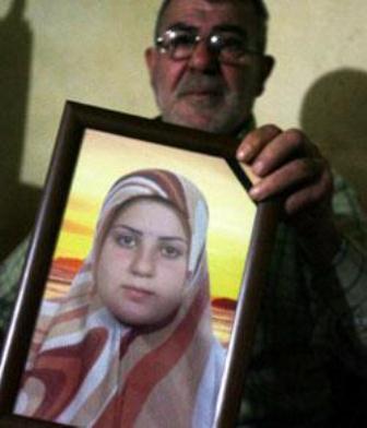 صورة آمنة بين يدي والدها عبد الله بيضون (أرشيف ــ حسن بحسون)