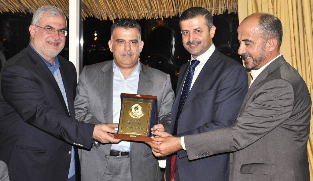 رئيس بلدية الدويرابراهيم رمال قدّم بمشاركة النائبين رعـد وقبيسي درعاً  تقديرياً الى العميد ابراهيم باسم بلدية الدوير