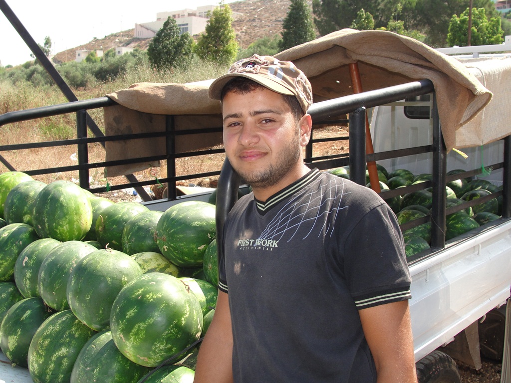 تحولت إلى زبون دائم لدي خليل الحاج، أمدّ العائلة والأهل ببطيخ طيّب المذاق