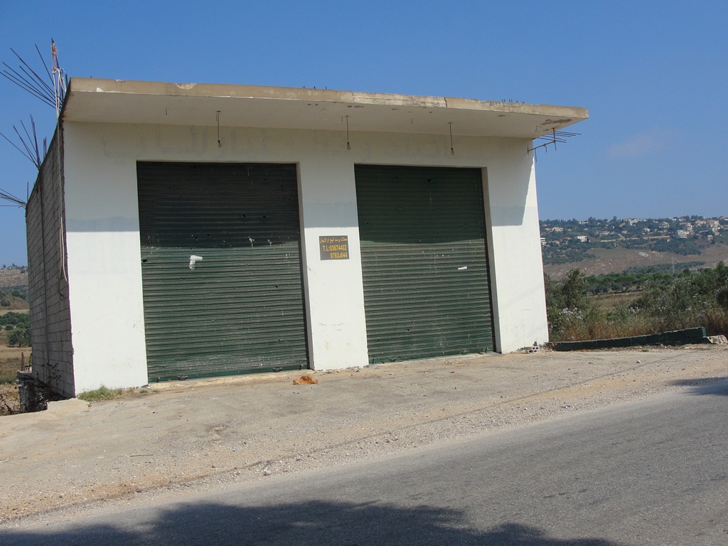 أرض للبيع على امتداد الشارع العام جنوبي نبع الحمّام ، تحوي أربعة محلات