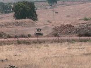 جرافة صخيونية تقيم سواتر ترابية في العباسية