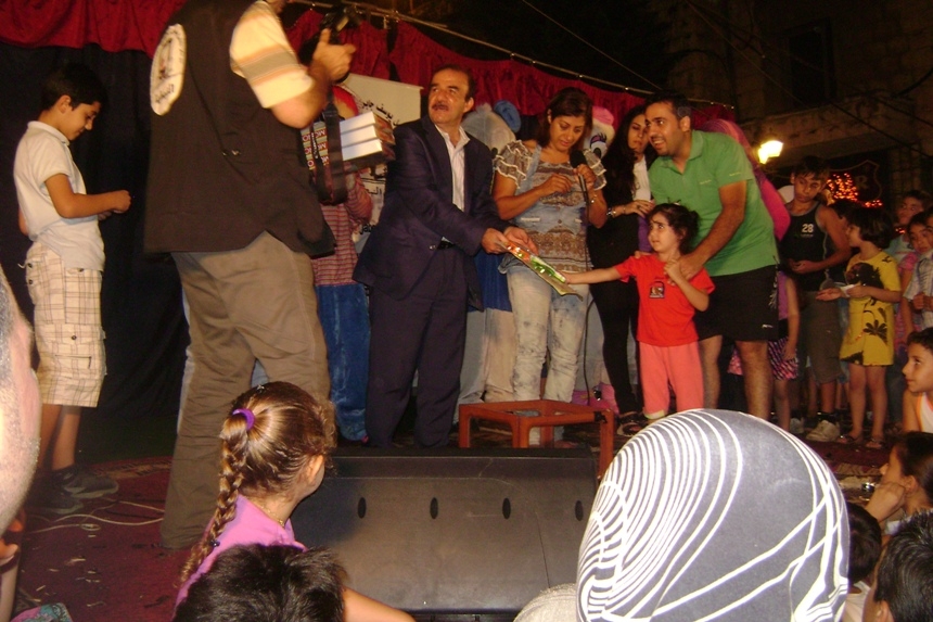 المحامي جهاد جابري وزع الهدايا على الرابحين في ليالي التسوق في النبطية