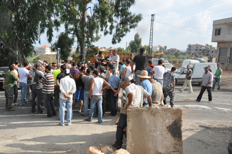 أهالي انصار قطعوا الطريق احتجاجاً على احتراق محولات الكهرباء