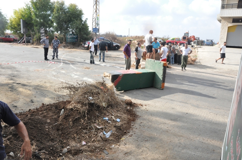 أهالي انصار قطعوا الطريق احتجاجاً على احتراق محولات الكهرباء