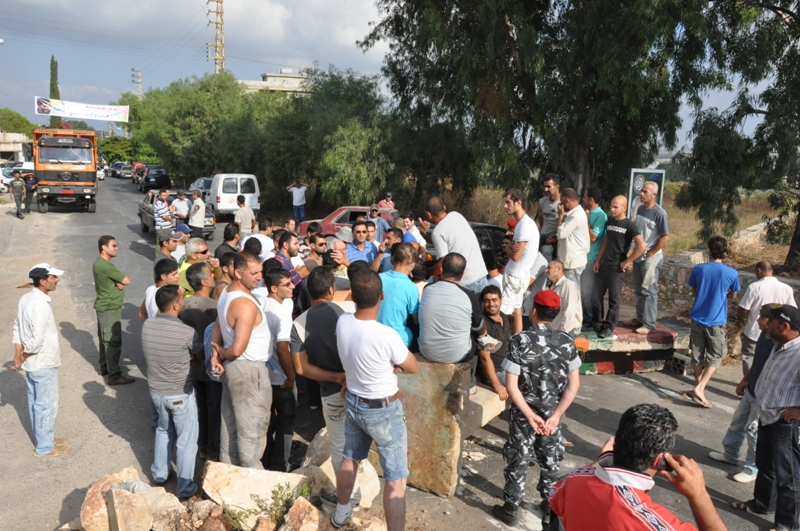 أهالي انصار قطعوا الطريق احتجاجاً على احتراق محولات الكهرباء