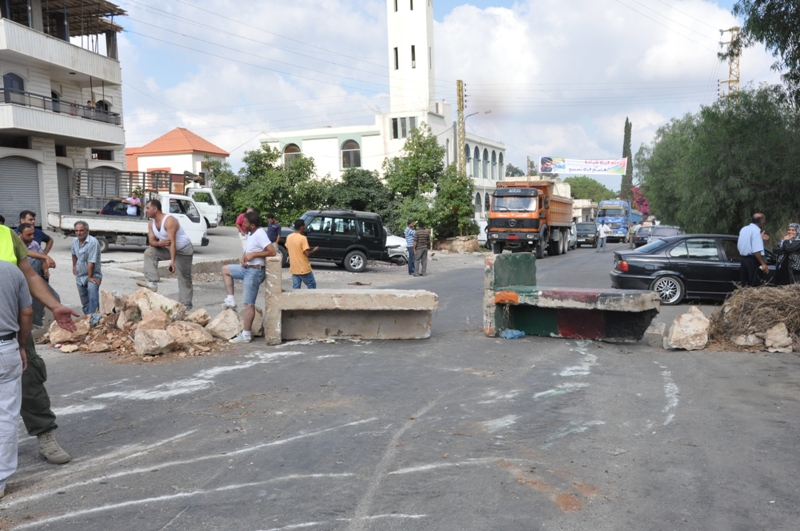 أهالي انصار قطعوا الطريق احتجاجاً على احتراق محولات الكهرباء