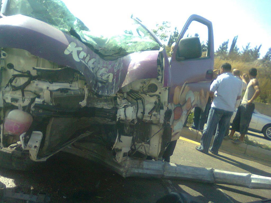 ما بقي من مقدّمة سيارة الفان التابعة لاحد شركات توزيع المكسرات والبزورات