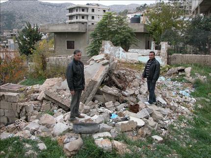 يقفان على أطلال منزلهما الذي لم يعد بناؤه في كفرشوبا