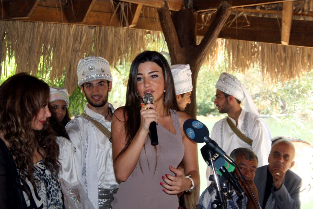 الملكة ترحب بالحضورالملكة ترحب بالحضور