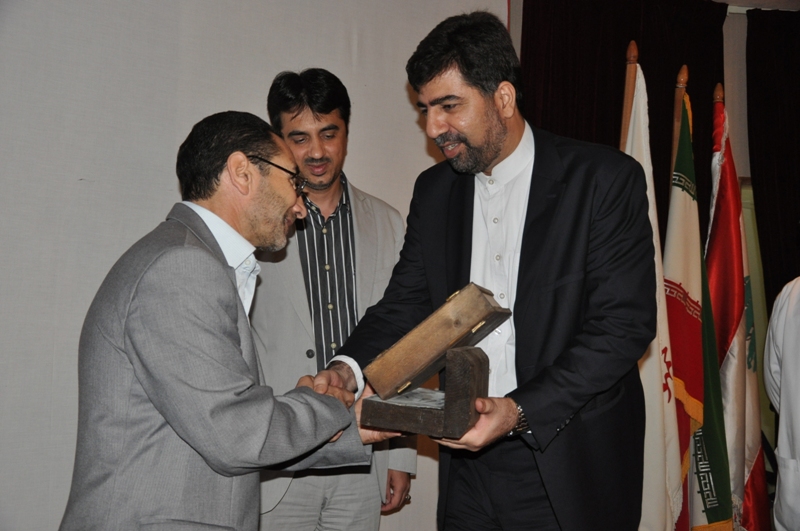 ابادي يقدم مصحقف شريف الى قرباني