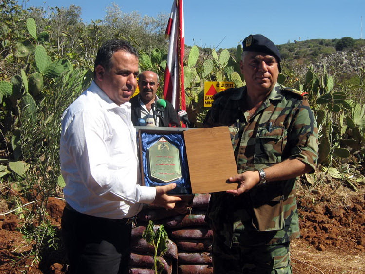 درع من بلدية ميس الى العميد طليس