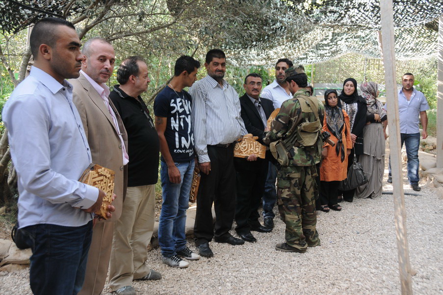 عوائل الاسرى مع الشيخ قاووق ومقاومين