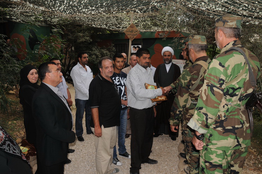 عوائل الاسرى مع الشيخ قاووق ومقاومين