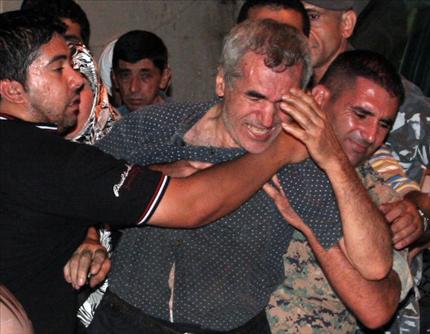 الوالد المفجوع في مكان الجريمة مساء أمس الأول (مصطفى جمال الدين)