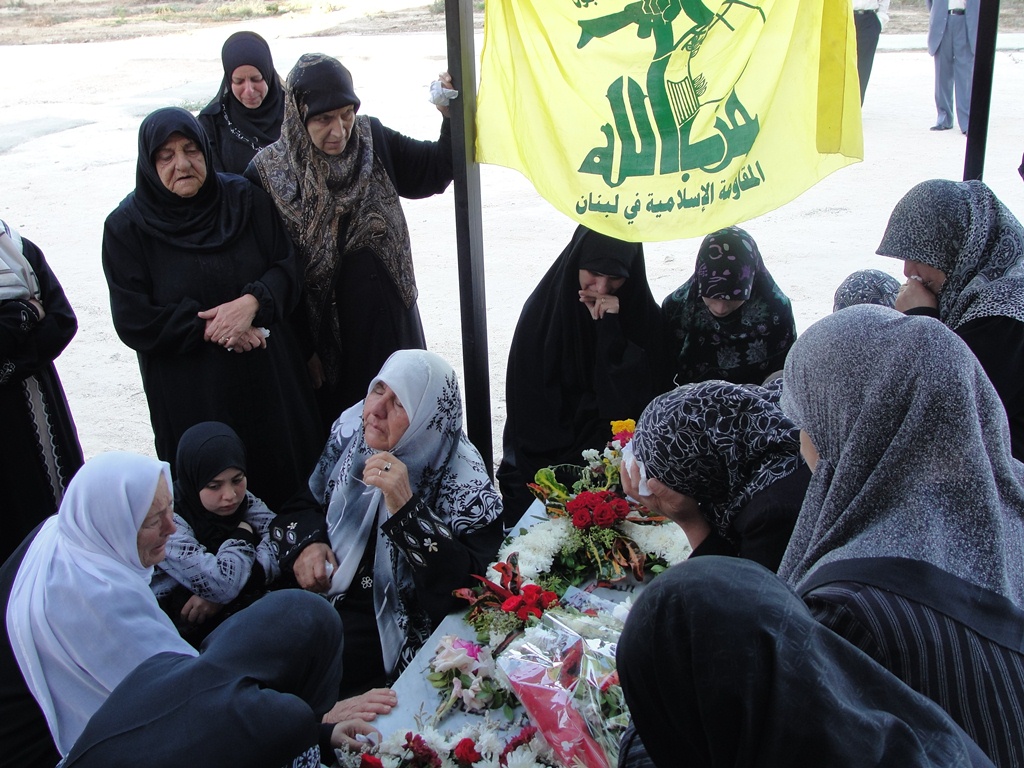 عيد الفطر حلّ كئيباً على أحبائها.. يترددون على قبرها يومياً، بمشهد ينقل صورة تعتصر الفؤاد