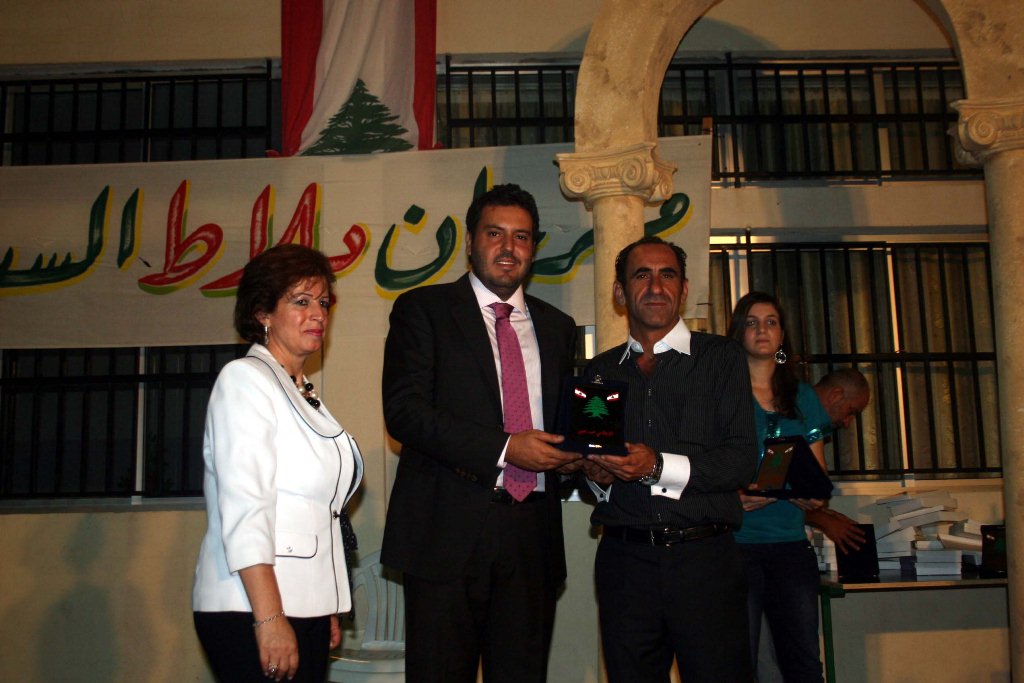 الاعلامي عمر يحيى مكرما