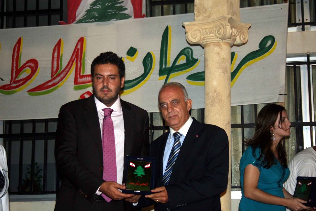 الاعلامي فؤاد رمضان مكرما