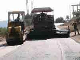 وزارة الأشغال باشرت بتعبيد طريق عام <حاصبيا> أشغال التزفيت وفلش الإسفلت