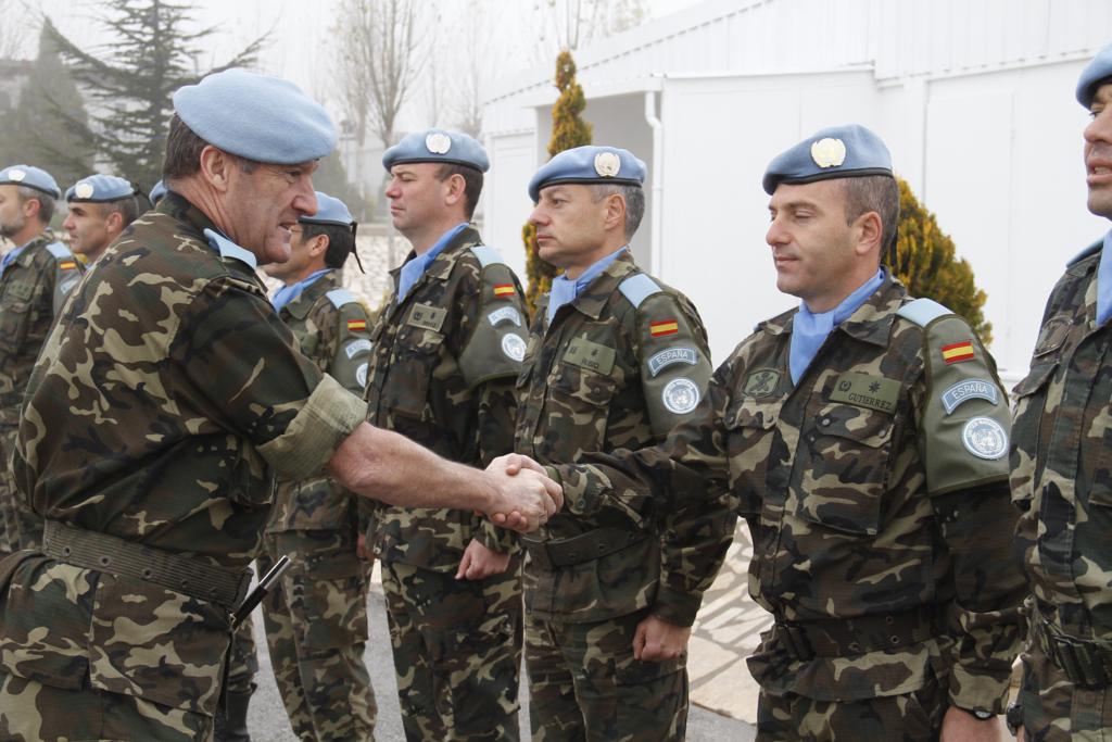 الجنرال أسارتا يودّع الكتيبة الإسبانية في قاعدة بلاط