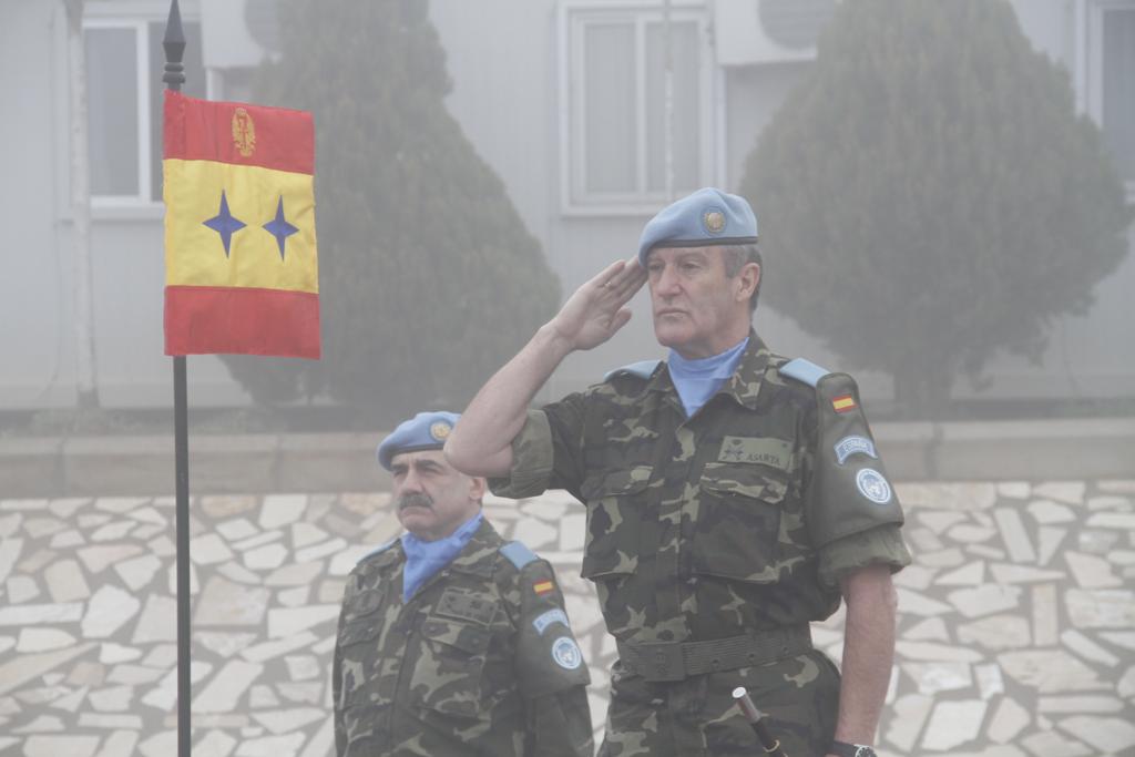 الجنرال أسارتا يودّع الكتيبة الإسبانية في قاعدة بلاط