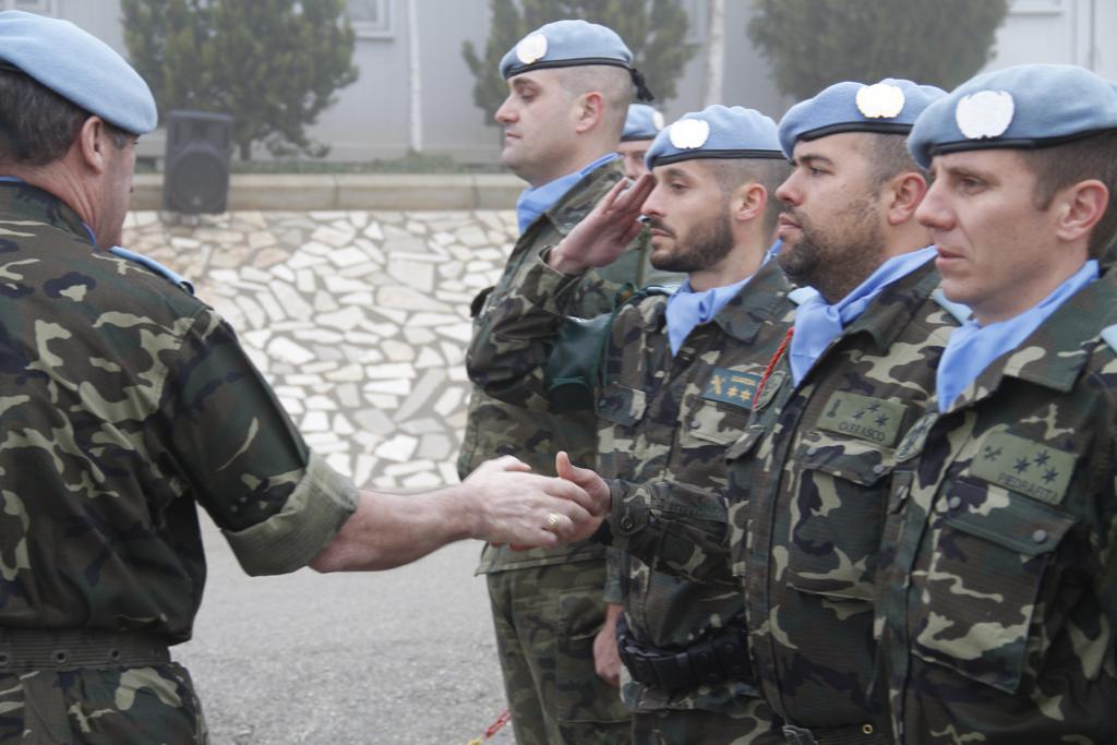 الجنرال أسارتا يودّع الكتيبة الإسبانية في قاعدة بلاط