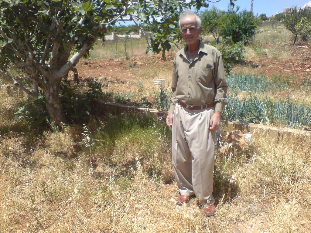 الكاتب علي عبد الحسن مهدي في حاكورة منزله