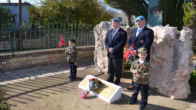 العسكريان النروجيان السابقان مورتين وهايتمان أمام نصب الشهداء في إبل السقي.