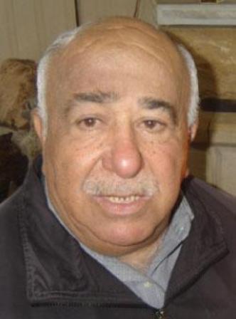 يفضّل الحديث دائماً عن مهنته الأولى في بيع الصحف (الأخبار)