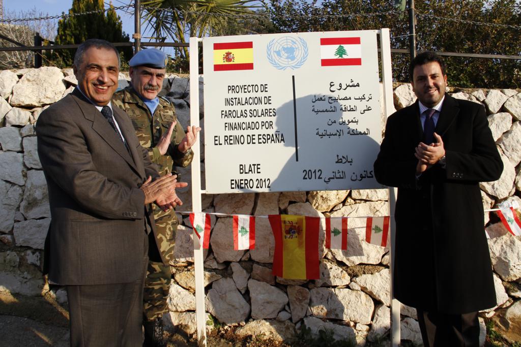 الكتيبة الاسبانية تموّل بلدة بلاط بـ 20 مصباحاً تعمل على الطاقة الشمسية